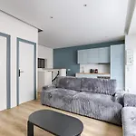 Appartement Au Coeur De Batignolles Avec Salon Tv