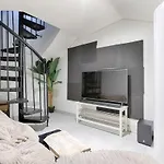 Appartement Au Coeur De Batignolles Avec Salon Tv