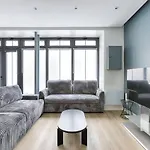 Appartement Au Coeur De Batignolles Avec Salon Tv