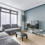 Appartement Au Coeur De Batignolles Avec Salon Tv